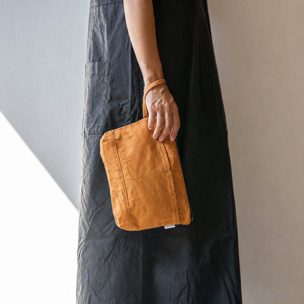 CANVAS POUCH - camel -