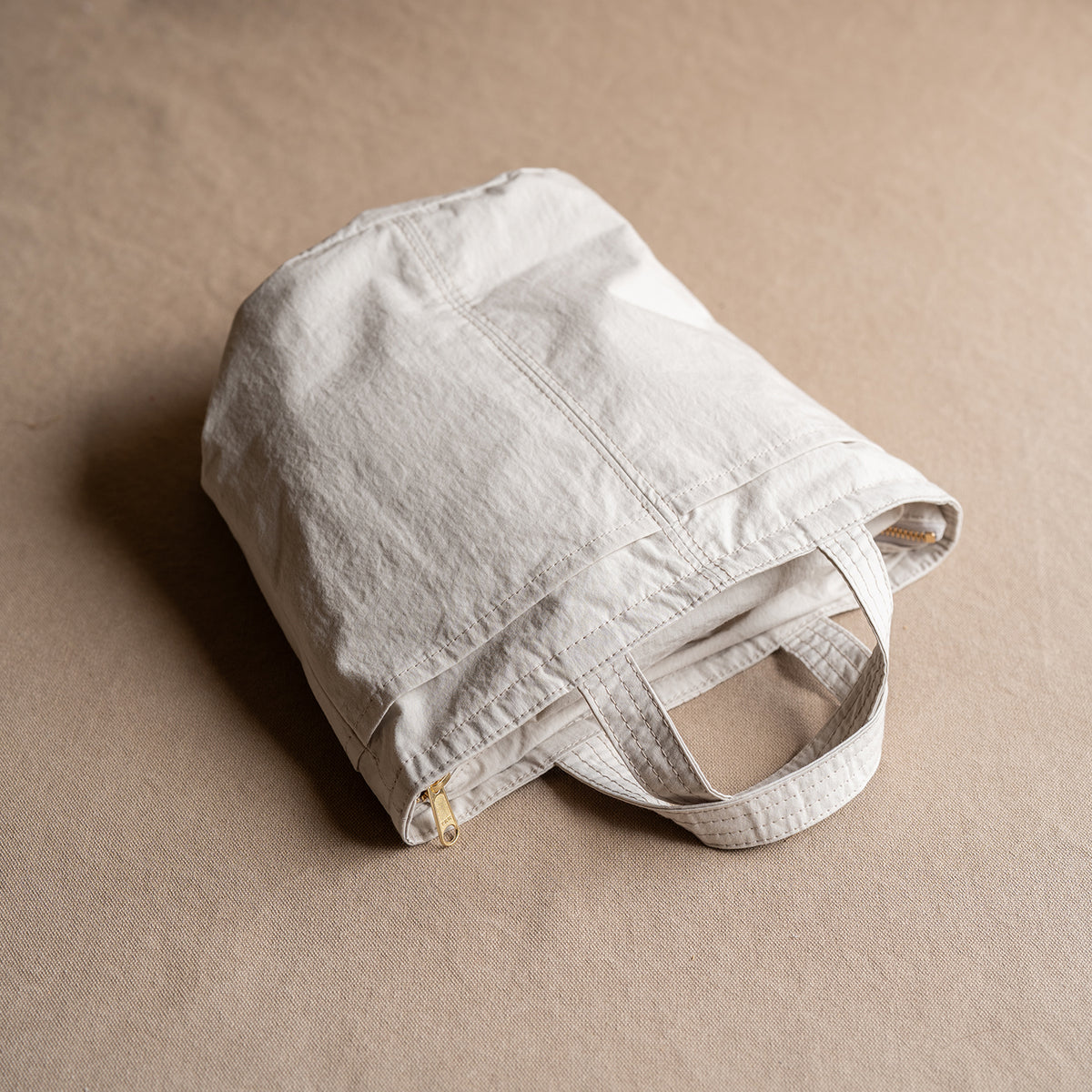 C/N bucket tote - smorky white -