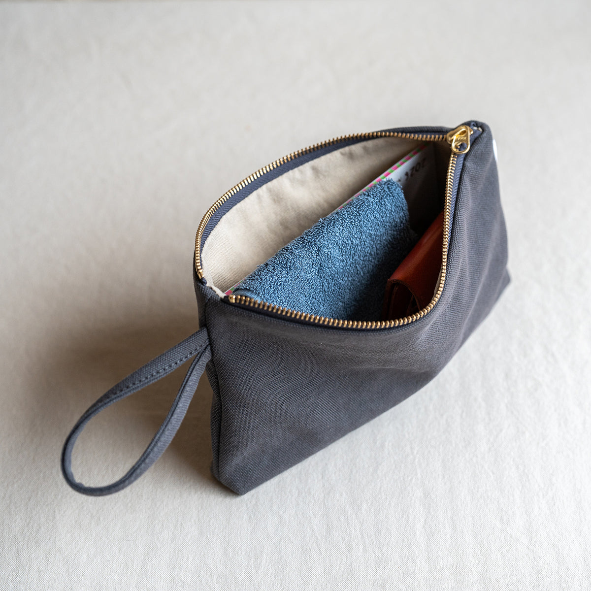 FLAT POUCH - charcoal gray -