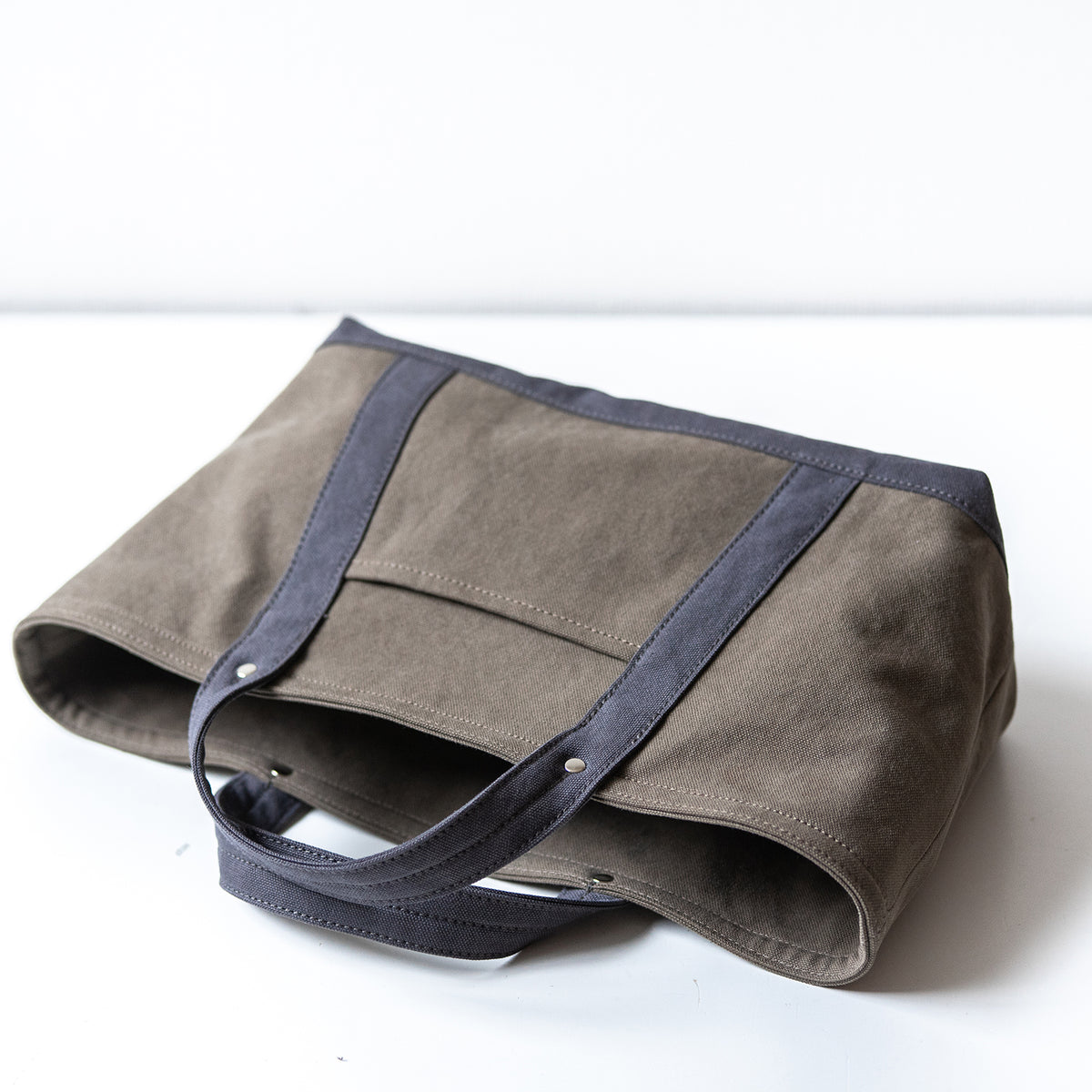 STANDARD TOTE Bi-color(oldkhaki×charcoal gray)