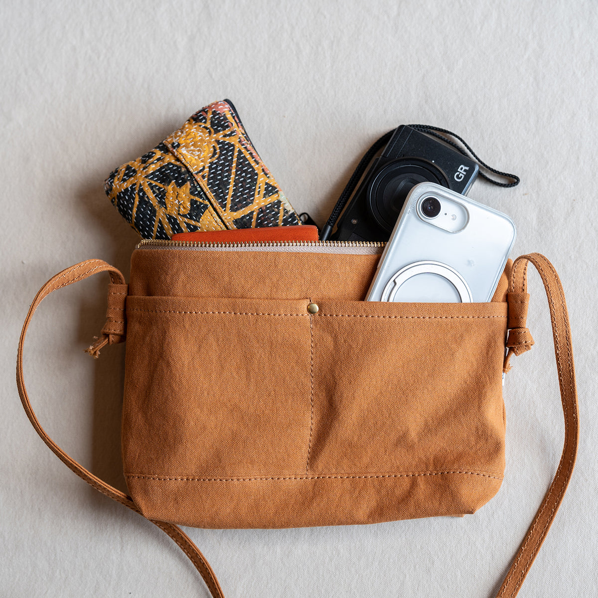 CANVAS POUCH - camel -
