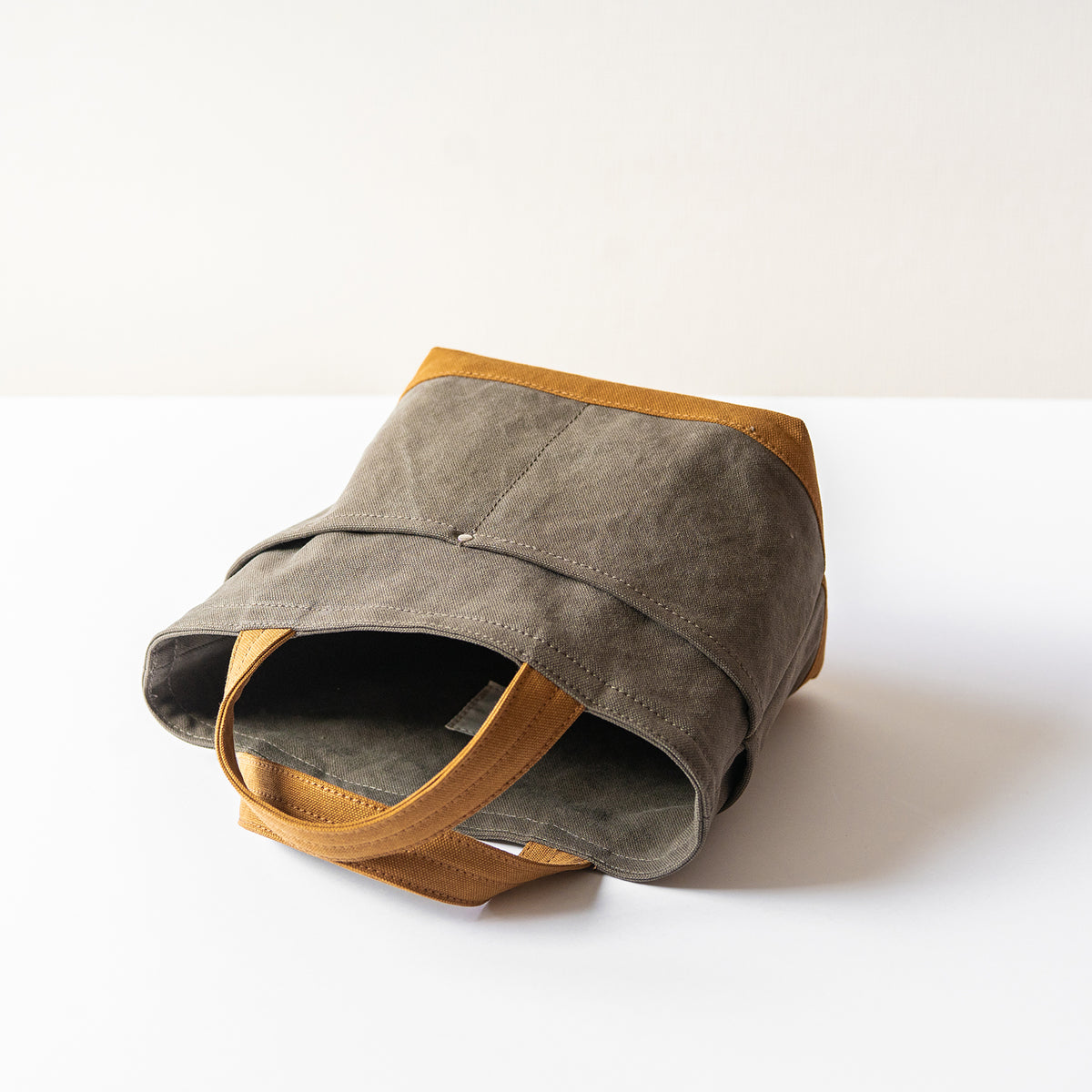 POCKET TOTE Bi-color（oldkhaki×camel）