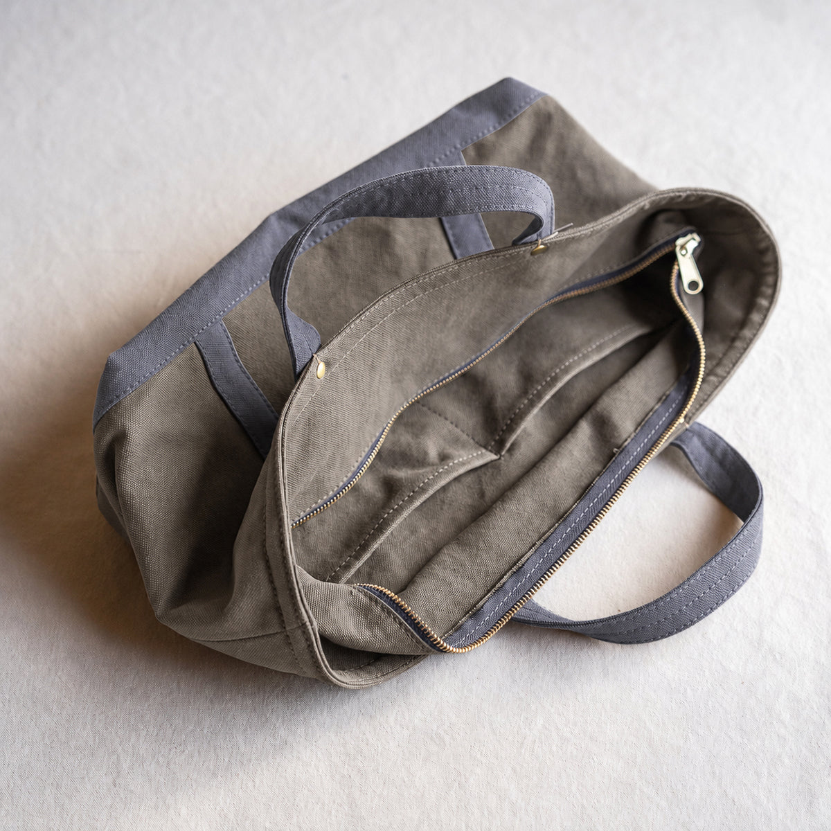 STANDARD TOTE Bi-color（oldkhaki×charcoal gray）